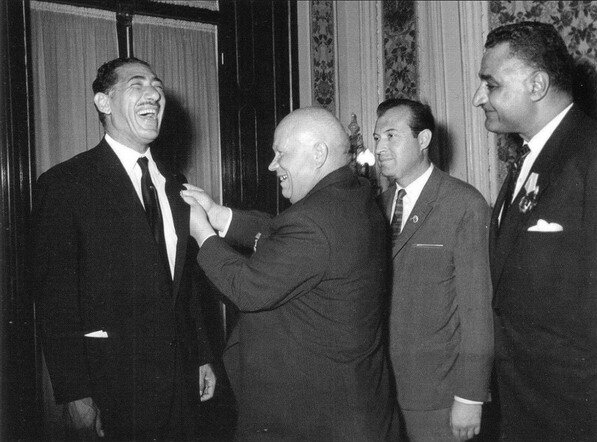 Никита Хрущёв награждает президента Египта Г. Насера звездой Героя Советского Союза. Май 1964 г.