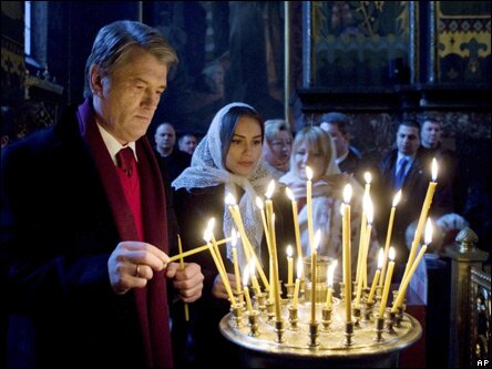 Президент Виктор Ющенко ставит свечу накануне выборов во Владимирском соборе в Киеве. Не помогло!