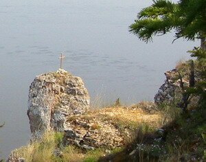 Крест на скале