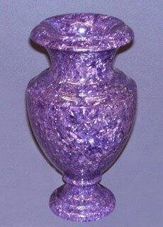 Полированная ваза из чароита